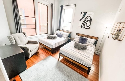 Gaslamp Quarter Hotel | Spacious 2BR 700 sq ft suite with free parking, steps to the Convention Center and Gaslamp dining. Ideal for business or group travel.