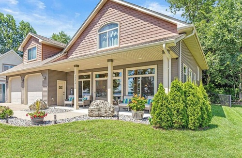 Lindstrom Cabin | Spacious 4 bdrm Holiday Getaway|EPIC Gameroom