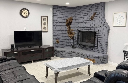 Lakeside House | Spacious 4-bedroom house in tranquil Lakeside with AC