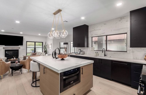North Mountain House | Spacious 4-bedroom House in Uptown/Central Corridor with WiFi, Pool, Ping-pong.