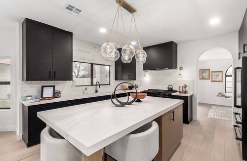 North Mountain House | Spacious 4-bedroom House in Uptown/Central Corridor with WiFi, Pool, Ping-pong.