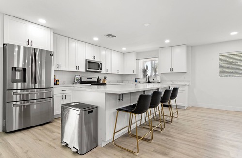 Alhambra House | Spacious 5 Bedroom Home with large kitchen in the Heart of Central Phoenix ☀️