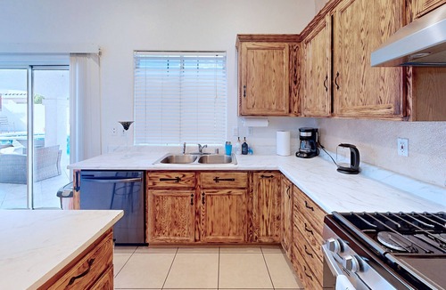 Sovana House | Spacious 6-bedroom house in lovely Las Vegas with Pool, Spa and Billiards