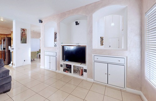 Sovana House | Spacious 6-bedroom house in lovely Las Vegas with Pool, Spa and Billiards