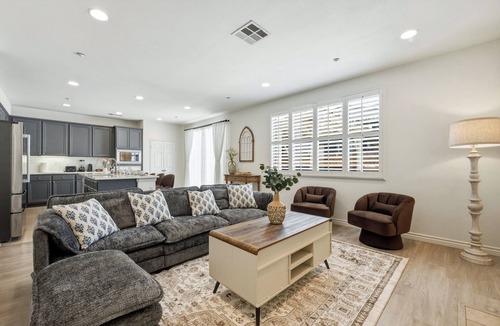 Fontana House | Spacious 6-bedroom house in peaceful Fontana with AC