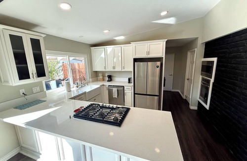 Simi Valley House | Spacious 6-bedroom house in lovely Simi Valley with 6 hole putting course