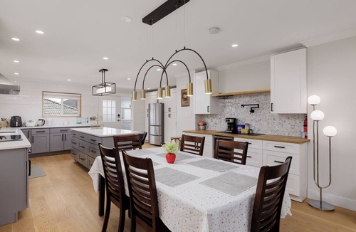 Fraserview House | Spacious 6BR Home Near DT and 15 mins to YVR