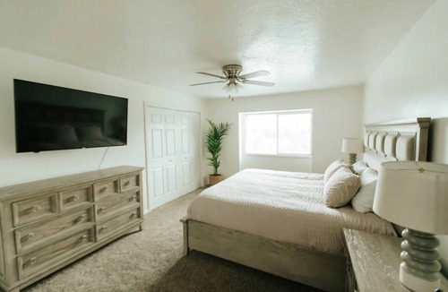Lakeview House | Spacious 7-BR Oasis with Private Indoor Pool & Hot Tub