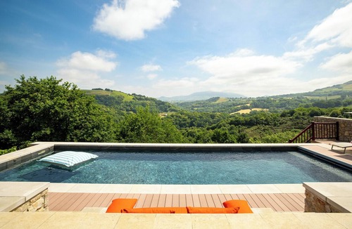 Hasparren Apartment | Spacious BAÏGURA Studio, mountain view, direct access to the pool and spa