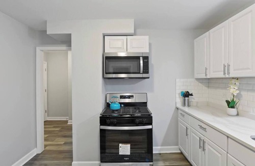 Broadview House | Spacious Chic Home Near OakBrook