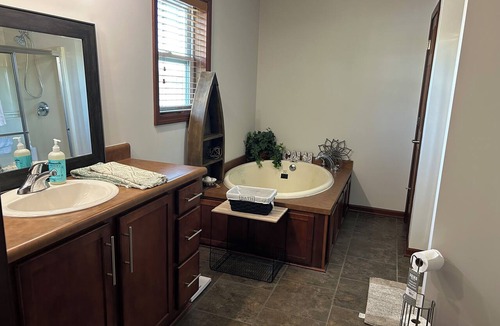 McHenry House | Spacious & Comfortable 3 bedroom +loft home in McHenry on the Fox River sleeps 8