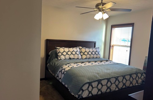 McHenry House | Spacious & Comfortable 3 bedroom +loft home in McHenry on the Fox River sleeps 8