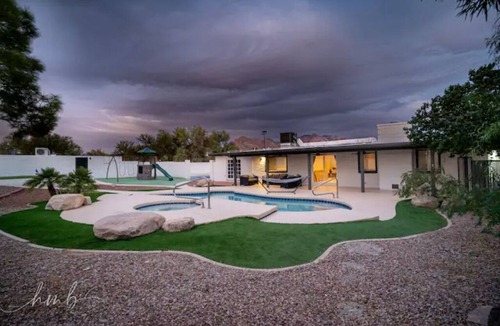 Oracle Heights Estates House | Spacious Desert Retreat: Pickleball, Pool & Spa, Putting Green, & Playground