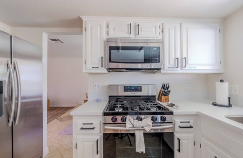 Green Valley North Villa | Spacious Oasis w/Heated Spa l 10min from strip