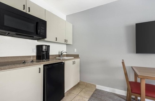 Canyon Corridor Hotel | Spacious Palm Springs Stay Close to Attractions for Ultimate Comfort