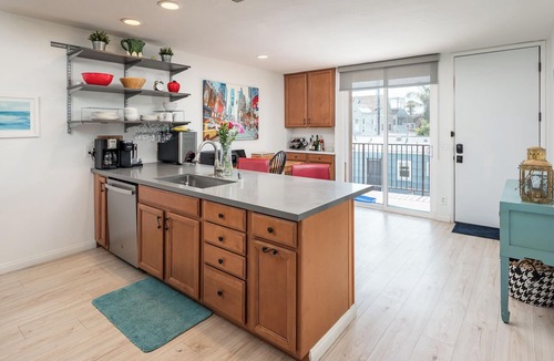 Mission Beach Condo | Spacious, parking, 10 restaurants close by, on the sand, views. Reduced price.