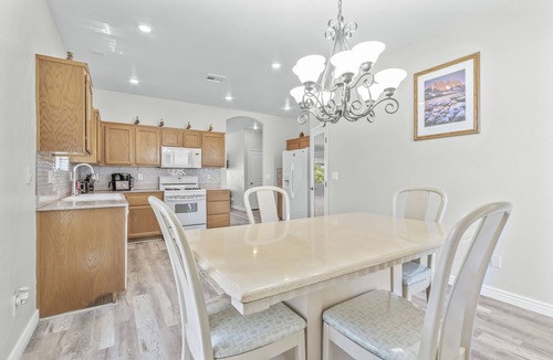 Torrey Pines Ranch House | Spacious Ranch near Downtown with master retreat and backyard BBQ!
