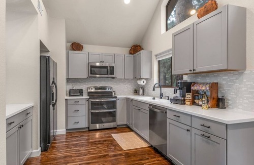 Flagstaff House | Spacious Retreat in the Pines w/Hot Tub + Fireplace! Fall Specials!