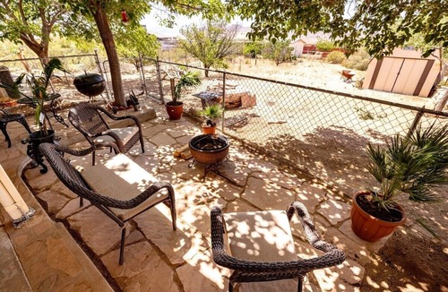 Valentine House | Spacious Route 66 retreat. Golf Course. Pet Friendly. Grand Canyon and Vegas.