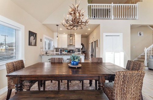 Chelan House | Sparkling pool paradise | Walk to Lake Chelan