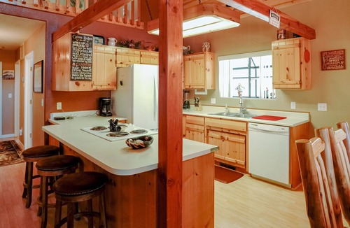 Pinetop Cabin | SPECTACULAR COZY CABIN NESTLED IN THE PINES BIG FRONT DECK FENCED FOR DOGS