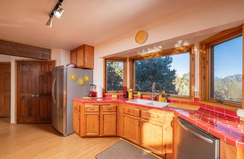 Whispering Forest House | Spectacular views-5- cars easily. pool table and brand new hot tub.
