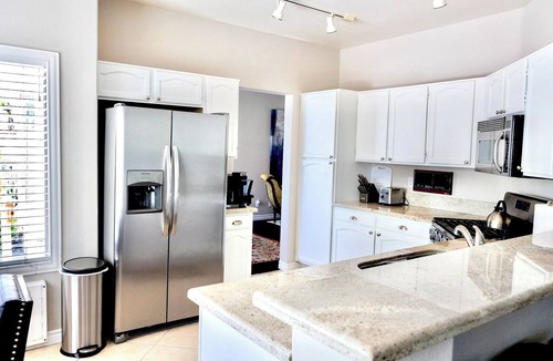 Green Valley House | SPLASH into FUN! PRIVATE Yard,Htd POOL FIre Pit, BBQ, PET OK 10 Min to Strip