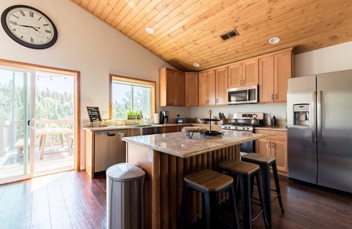 Lake Arrowhead House | SPRING SPECIAL - 3 Level Modern Mountain Retreat With A View