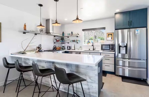 Pioneertown House | Stargazing/360 Elevated Views in Pioneertown with AC, EV, SPA, walk to Pappys
