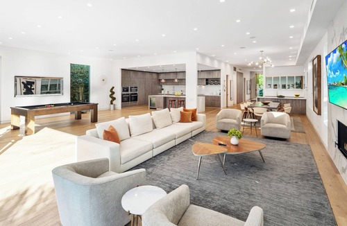 Beverly Hills Villa | Stark Retreat by LuxJB 🏆 12 Bedroom 🏆 2 Villas 2 Minutes Walk Apart