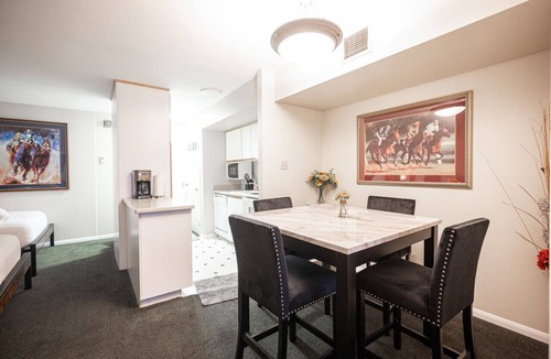 Las Vegas Strip Condo | Stay Together Suites - Penthouse, Sleeps 12, Center Strip - Jockey Club