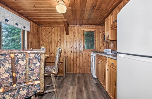St Germain Cottage | Stepaway Vacation Rentals/Hillcrest Cottages- Pine