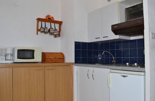 Saint-Pierre-la-Mer Apartment | Studio Cabin with Pool, 4 Sleeps, Near Beach and Shops