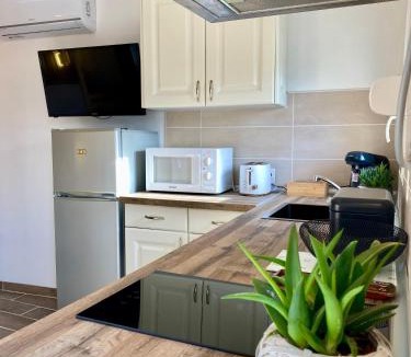Suze-la-Rousse Apartment | Studio 263