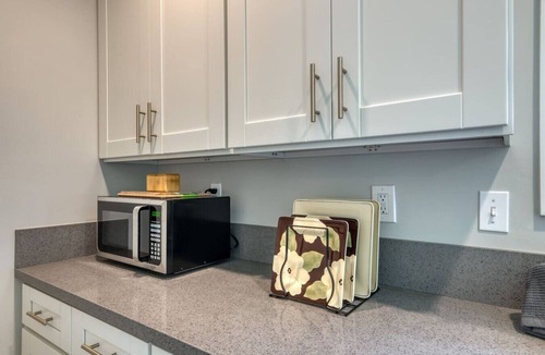 Monrovia House | Studio Charmer In A Safe & Convenient Location