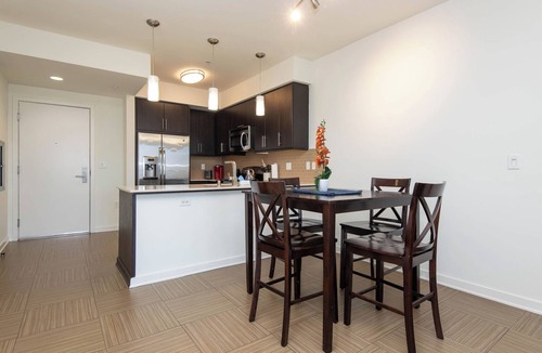 Del Rey Apartment | Stunning 2BR Penthouse w Gym, Pool, Patio & View/Venice/MDR
