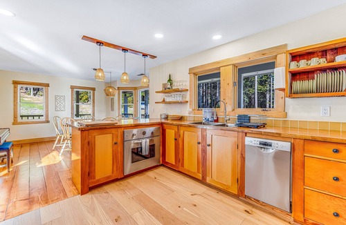 Little River House | Stunning 3BR with ridge top views, trails, & hot tub on 10 acre property