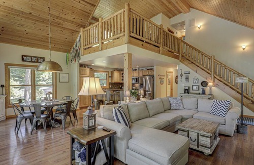 Eagle River Cabin | Stunning 5 BR on Eagle Lake/Chain of Lakes with 2 private docks!