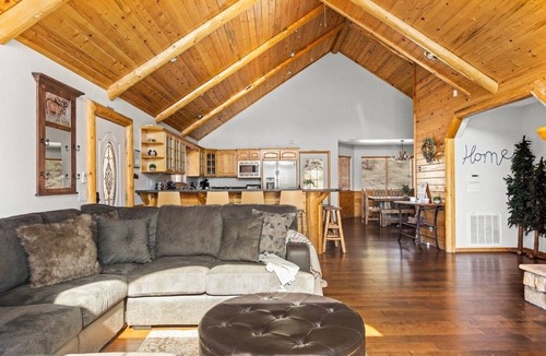 Castle Glen Estates House | Stunning Big Bear Retreat | Hot Tub | Arcade