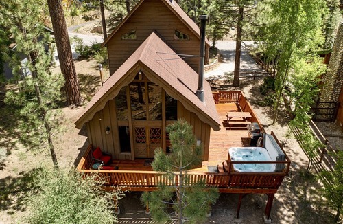 Fox Farm Ski Chalet | Stunning Chalet w/Central AC. Close to Lake and Village- Spa, Fireplace and BBQ