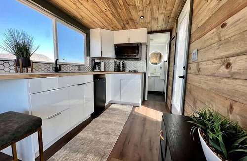 Meadview Cabin | Stunning Tiny House with Picnic Space, Barbecue and Fire Pit in Meadview, Arizona