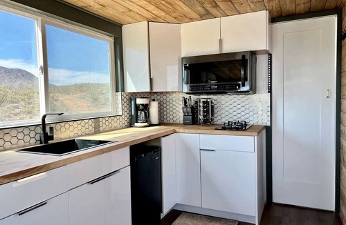 Meadview Cabin | Stunning Tiny House with Picnic Space, Barbecue and Fire Pit in Meadview, Arizona