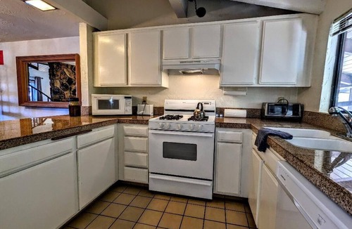 Big Bear Lake House | Stylish 2 BR, 1.5 BA Townhouse at the base of Snow Summit!
