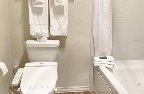 Torrance Hotel | Stylish Executive Double Suite near Torrance and Coastal Destinations