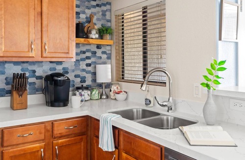 North Scottsdale Condo | Stylish First-Floor Condo w/Pool, Gym, Parking, King Bed & Trails + Pickleball