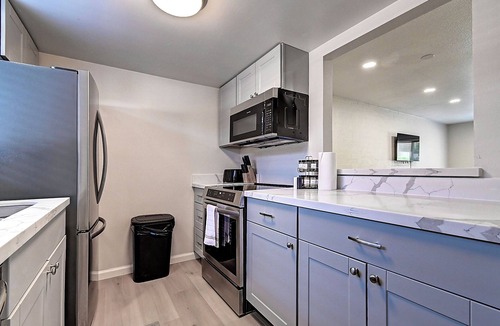 Fashion Square House | Stylish Old Town 2Bd 2Ba Townhome Pool AC Fashion Square