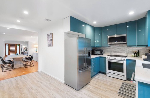 Sawtelle House | Stylishly Renovated Townhouse in Prime Brentwood Location