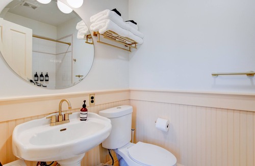 Springville Hotel | Suite 10 | Historic Art City Inn