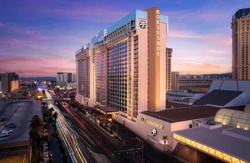 Las Vegas Hotel | Suite + Connecting Room at a 4⭐️ Hotel