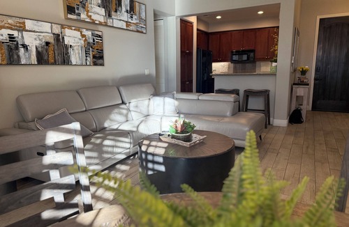 La Quinta Villa | Summer city escape into the quite Legacy Villa get-a-way. Poolside view, king bd